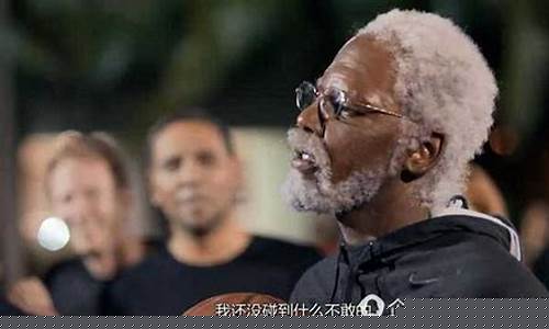 欧文装老人打篮球_欧文装老头打篮球